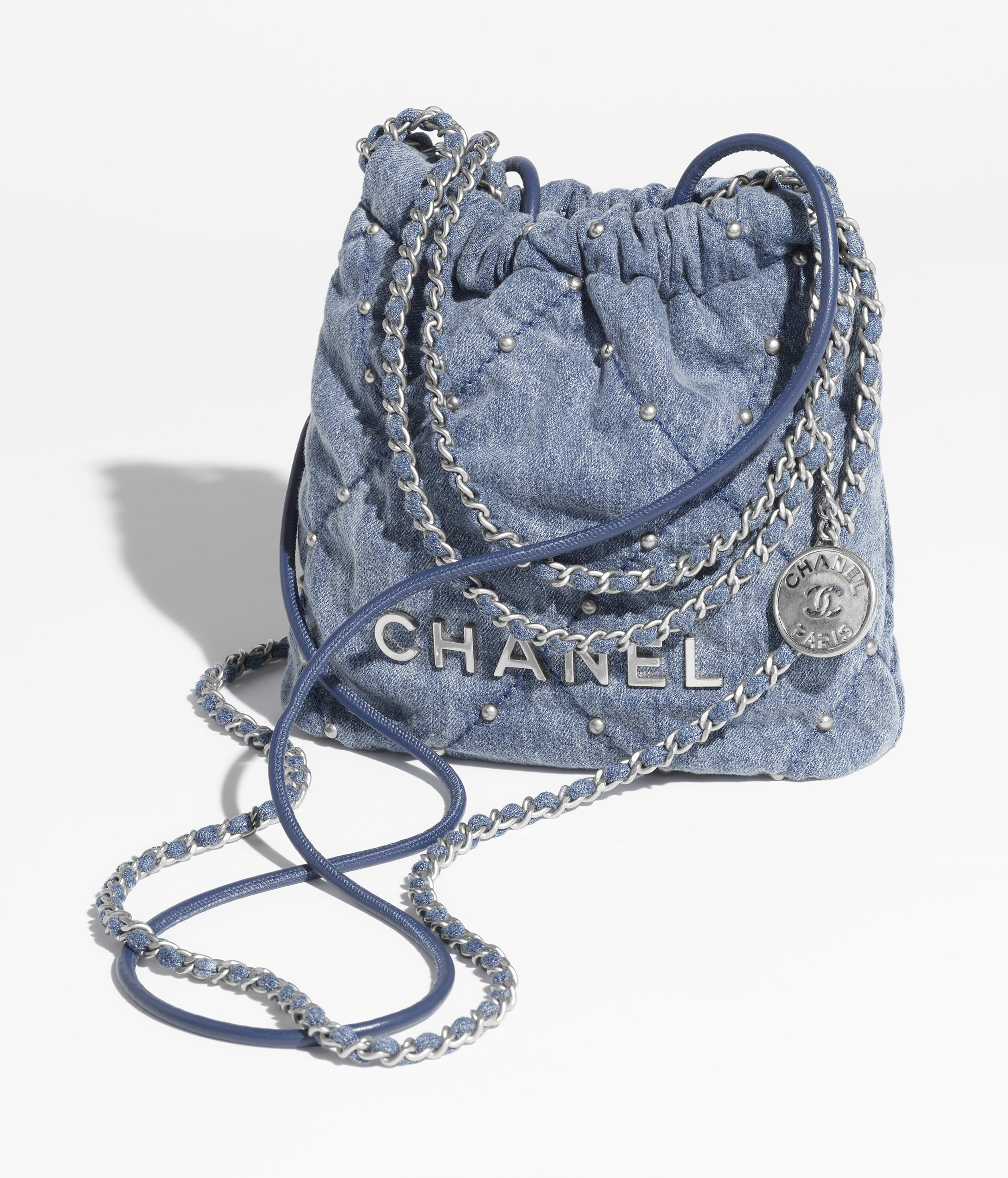 Borsa CHANEL 22 mini - Blu - Denim lavato & metallo effetto argentato - vista artistica 2